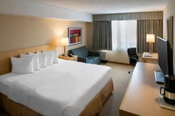 Quality Hotel & Suites Montreal East Photo